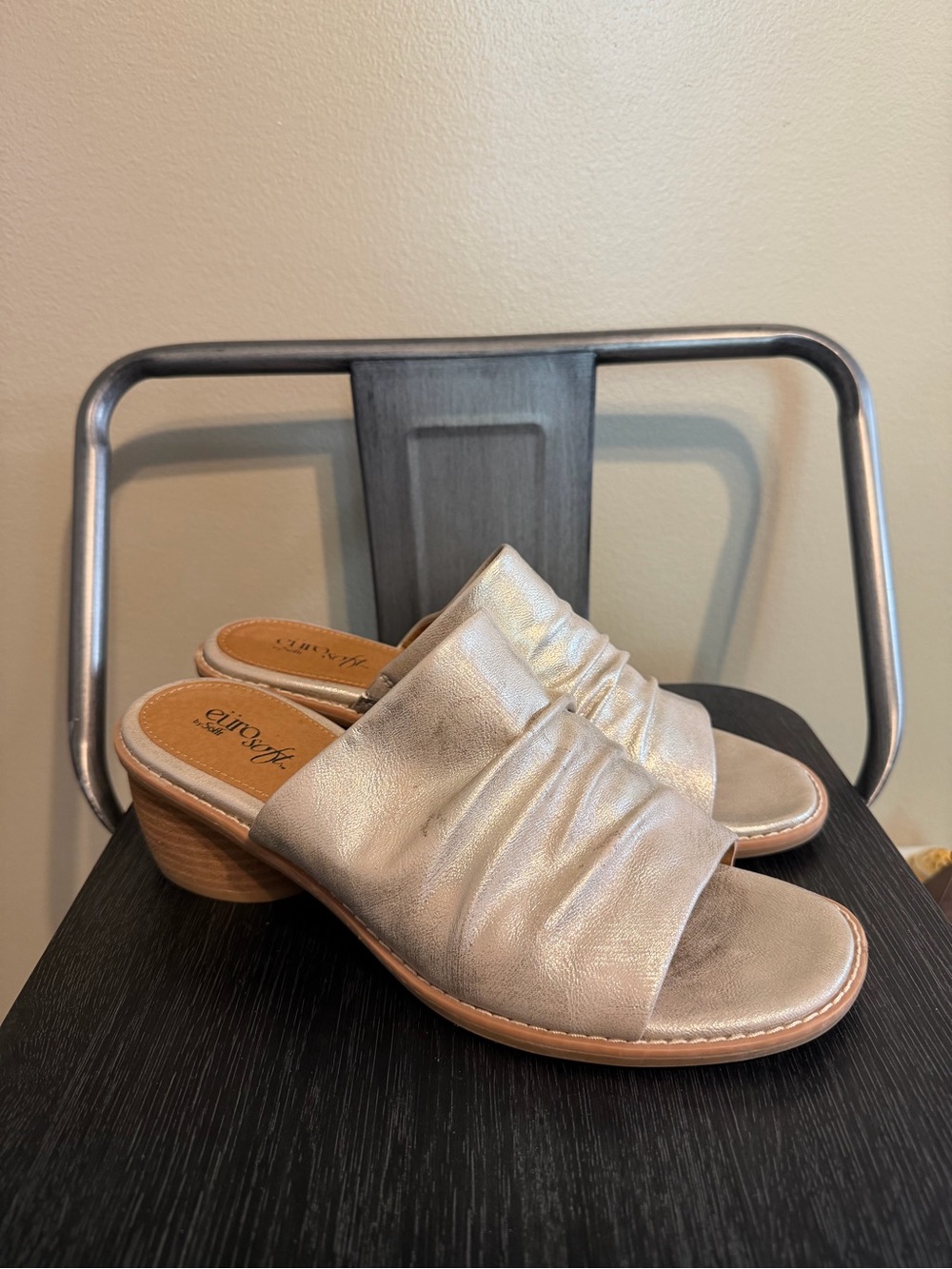 Eurosoft Sofi Metallic Champagne Ruched Slide Mule Heels Size 8.5